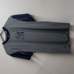 Nike Pro New York Yankees Dri-FIT Performance T-shirt. Men's Large